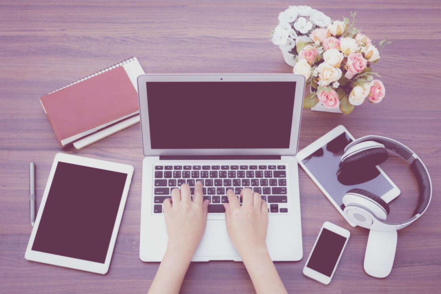 Espaço de trabalho com projeto 3D sendo desenvolvido em tela